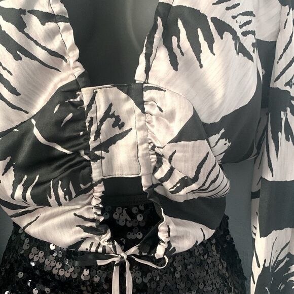 Kendall & Kylie Black & Gray Long Sleeve Silk Crop Top Size Medium - Picture 5 of 11